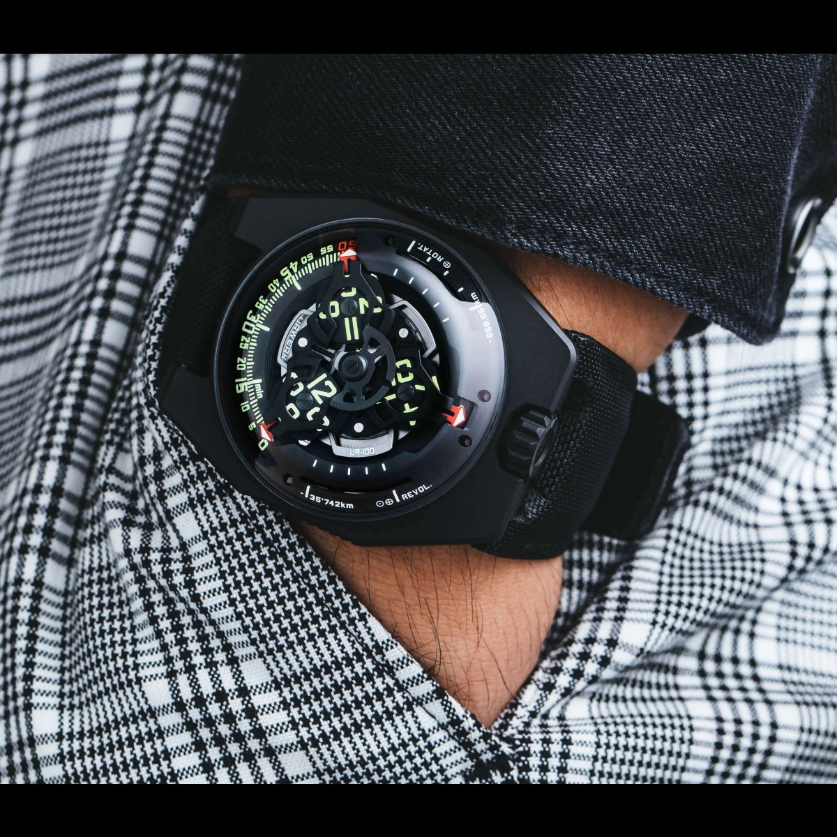 https://www.urwerk.com/sites/default/files/styles/square_ps/public/gallery/black-3.jpg?itok=HmV6aslV
